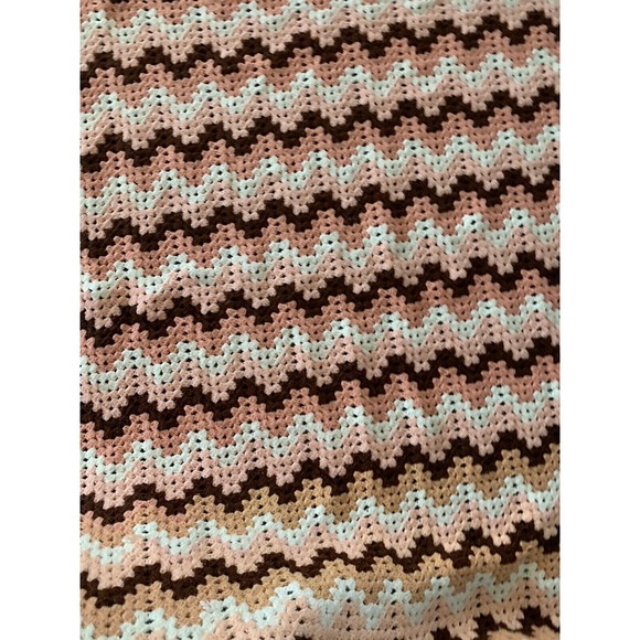 Vintage HANDMADE CROCHETED AFGAN‎ 70" X 55" CHEVRON PATTERN Peach Pink Brown - Picture 7 of 9